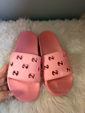 Gucci Pink Logo Cutout Rubber Slides size 39